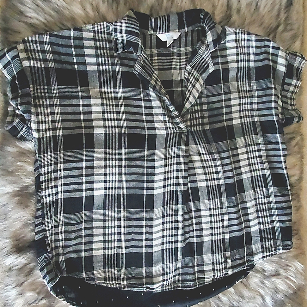 Time and Tru - Black Cream Short Sleeve Blouse